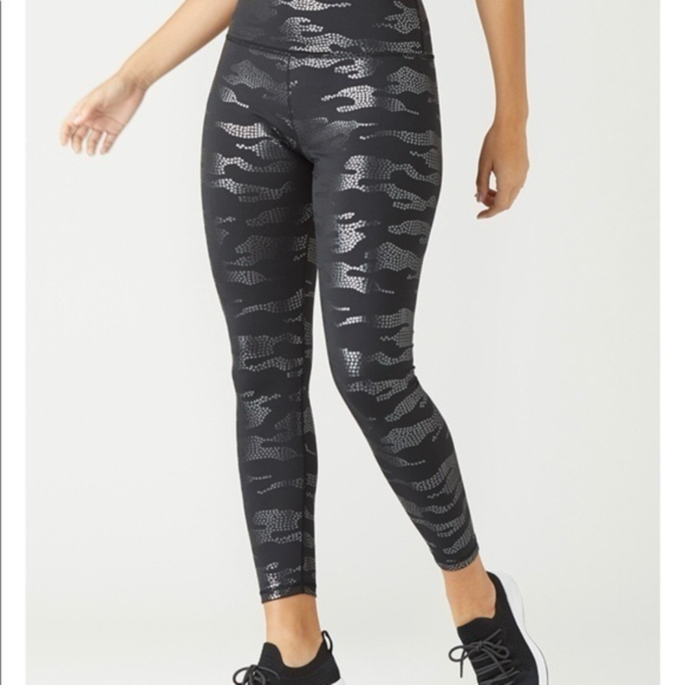 NWOT. Glyder High Power II Silver Star Camo Athletic Leggings | Women's Small.